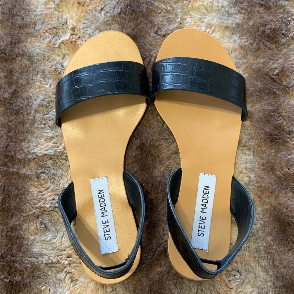 New Steve Madden flat sandal Size 6